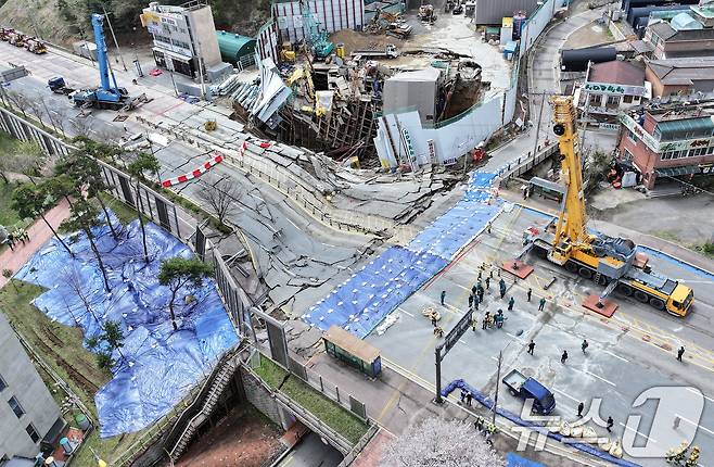 13일 경기 광명시 일직동 신안산선 복선전철 5-2공구 붕괴 현장이 통제되고 있다. 추가붕괴 위험과 함께 비가 내리고 강풍이 거세게 부는 등 기상조건이 악화한 탓에 현재 수색 작업은 멈춰진 상태다.2025.4.13/뉴스1 ⓒ News1 이동해 기자
