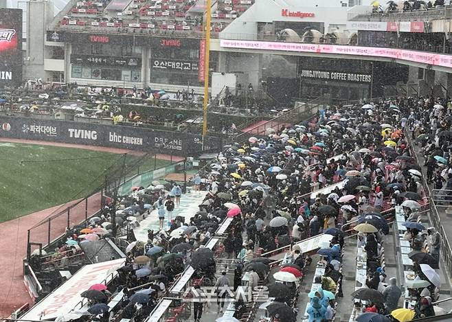 우박이 내리는 궂은 날씨에도 팬들이 우산을 쓰고 좌석을 지키고 있다. 수원 | 박연준 기자 duswns0628@sportsseoul.com