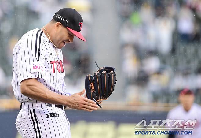 6회 동료 오스틴의 호수비에 미소 짓고 있는 LG 치리노스.