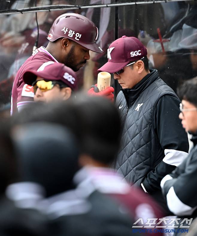 13일 대전 한화생명볼파크에서 열린 키움과 한화의 경기, 1회초 키움 푸이그가 포수 파울플라이로 아웃된 후 더그아웃의 홍원기 감독의 옆을 스쳐지나고 있다. 대전=허상욱 기자wook@sportschosun.com/2025.04.13/