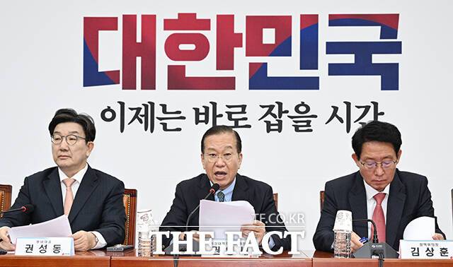 국민의힘의 6·3 대통령 선거 후보 선출 방식을 두고 잡음이 이어지고 있다. 1차 컷오프(예비경선)에서 '일반 국민 여론조사 100%' 룰에 '역선택 방지 조항'을 유지하기로 하면서다. 권영세 국민의힘 비상대책위원장(가운데) 등 지도부. /박헌우 기자