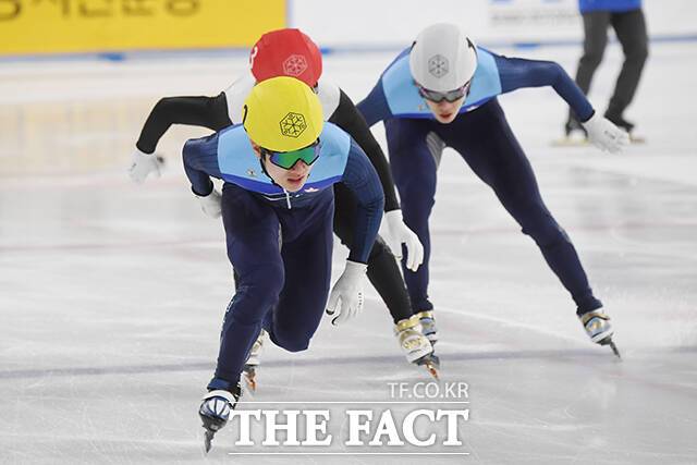 쇼트트랙 이정민이 13일 오후 서울 양천구 목동실내빙상장에서 열린 '2025-2026시즌 쇼트트랙 국가대표 2차 선발대회' 남자부 1000m 결승에서 역주하고 있다. /장윤석 기자