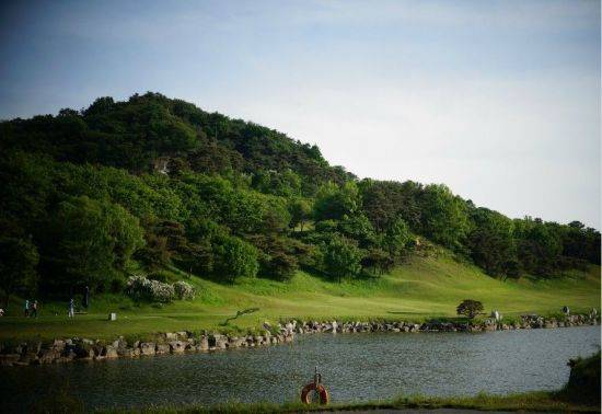 태인 컨트리클럽은 산과 호수가 조화를 이룬 자연 친화적인 힐링 코스다. 태인 컨트리클럽