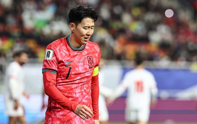 지난달 25일 오후 경기 수원월드컵경기장에서 열린 2026 국제축구연맹(FIFA) 북중미 월드컵 아시아 3차 예선 B조 8차전 대한민국과 요르단의 경기, 대한민국 손흥민이 공격에 실패하자 아쉬워하고 있다. /뉴스1