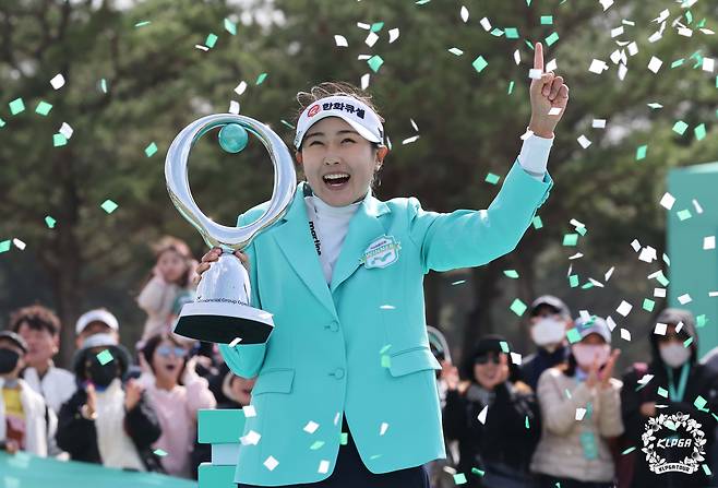 김민주가 13일 경북 구미 골프존카운티 선산에서 KLPGA 투어 iM금융오픈 우승 트로피를 들고 있다./KLPGA