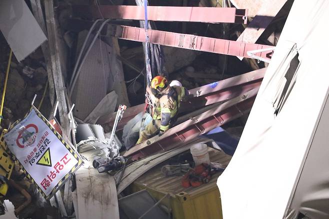 12일 오전 4시27분 경기 광명시 일직동 신안산선 복선전철 5-2공구 붕괴 현장에 고립됐던 작업자를 소방관이 구조하고 있다. (사진=경기도소방재난본부 제공) 2025.4.12. [광명=뉴시스]