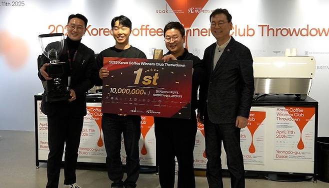 지난 11일 영도구 소재 부산커피R&D랩에서 ‘코리아 커피 위너스 클럽 스로우 다운 2025’ 대회가 열린 가운데 대회 우승을 차지한 양재성 바리스타(왼쪽 세 번째)가 기념촬영하고 있다. 부산테크노파크 제공