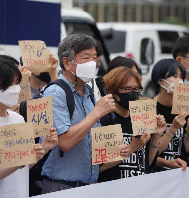 2022년 화성외국인보호소의 ‘새우꺾기’(손과 발을 뒤로 결박한 자세) 가혹행위 사건에 항의하는 기자회견에서 발언하고 있는 고 홍세화 선생. 박상환 제공