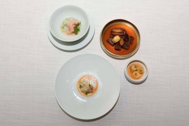 라연이 선보이고 있는 봄 신메뉴 대문짝넙치 냉회(왼쪽 위), 왕우럭조개 선채(아래)와 인기 메뉴 '한우 갈비찜'. 류기찬 인턴기자