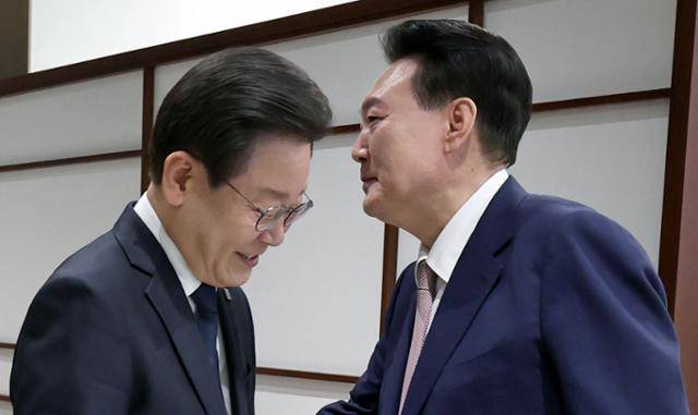 윤석열 전 대통령이 지난해 4월 29일 서울 용산 대통령실 청사에서 이재명 전 더불어민주당 대표와 만나 인사하고 있다. 서재훈 기자