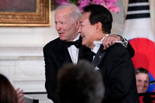 조 바이든 전 미국 대통령이 2023년 4월 26일 백악관에서 열린 국빈만찬을 마친 후 미국의 싱어송라이터 돈 매클레인의 '아메리칸 파이'를 부른 윤석열 전 대통령과 어깨동무를 하고 있다. 워싱턴=AP 뉴시스