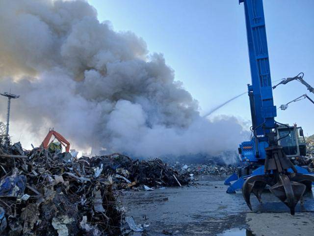 13일 오전 부산 사하구 철강제조업체 YK 스틸 야적장에서 이틀째 화재 진화 작업이 진행되고 있다. 부산소방재난본부 제공