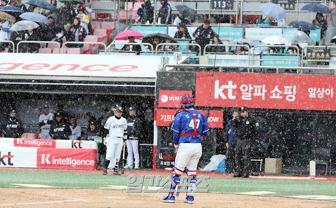 13일 오후 수원 KT위즈파크에서 열린 2025 프로야구 삼성과 KT 경기. KT 1회말 2번 허경민 타석때 강풍과 우박으로 경기가 중단되고있다. 수원=정시종 기자 capa@edaily.co.kr /2025.04.13.