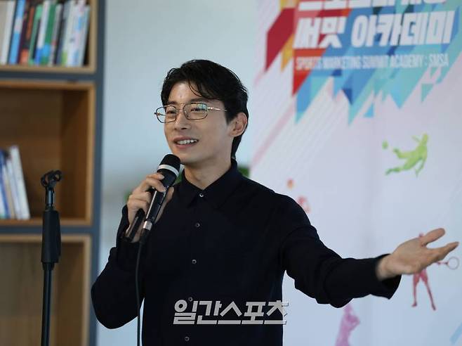 '2024 IS 스포츠 마케팅 써밋 아카데미'가 28일 오후 서울 순화동 KG타워 20층 라운지에서 열렸다. 쇼트트랙선수 겸 유튜버 곽윤기가 '스포츠 콘텐츠의 변신은 무죄!'라는 주제로 강연을 하고 있다. 서병수 기자 qudtn@edaily.co.kr /2024.05.28/