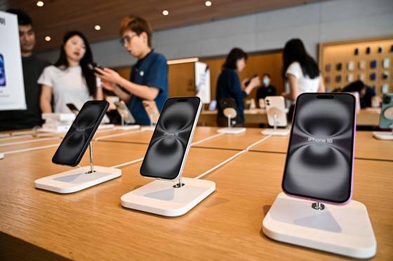 미국에서 판매 중인 아이폰. AP=연합뉴스