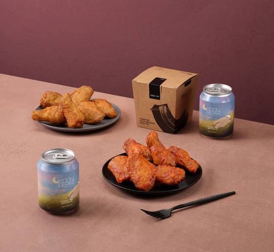 교촌치킨은 지난 2월 1인 가구를 겨냥한 ‘싱글시리즈’ 2종을 출시했다. 왼쪽부터 교촌싱글윙과 레드싱글윙. 사진 교촌에프앤비