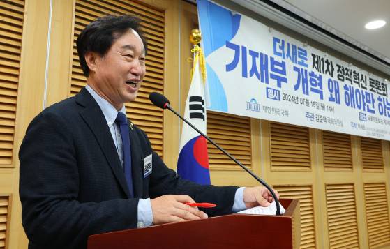 더불어민주당 김준혁 의원이 지난해 7월 15일 오후 국회 의원회관에서 열린 더새로 제1차 정책혁신 토론회 '기재부 개혁 왜 해야만 하는가?'에서 발언하고 있다. 연합뉴스