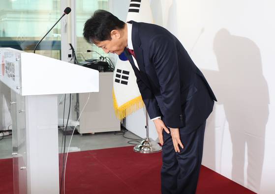 오세훈 서울시장이 12일 서울 여의도 국민의힘 당사에서 대선 불출마를 선언한 뒤 인사하고 있다. [연합뉴스]