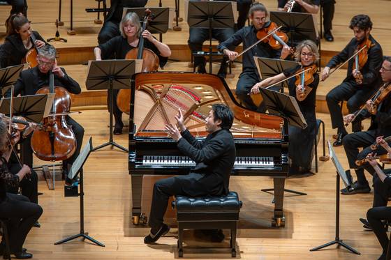 7~8일 서울 롯데콘서트홀에서 열린 김선욱과 유럽 챔버 오케스트라의 베토벤 피아노 협주곡 전곡 연주 장면. 김선욱은 지휘자이자 피아니스트 두 역할을 동시에 했다. 사진 빈체로