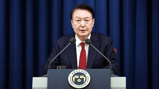 지난해 12월 3일 당시 윤석열 대통령이 서울 용산 대통령실 청사에서 긴급 브리핑을 하고 있다. 당시 윤 대통령은 “비상계엄을 통해 망국의 나락으로 떨어지는 자유 대한민국을 재건하고 지켜낼 것”이라고 말했다. 사진 대통령실