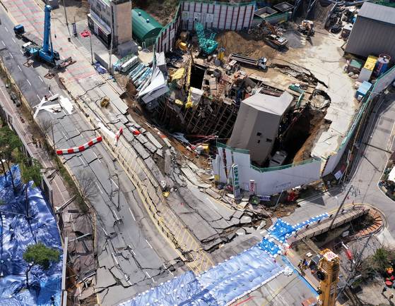 13일 붕괴사고가 발생한 경기 광명시 신안산선 지하터널 공사현장에서 안정화작업이 진행되고 있다. 사고는 지난 11일 광명시 양지사거리 인근 신안산선 복선전철 제5-2공구에서 발생했다. 장진영 기자
