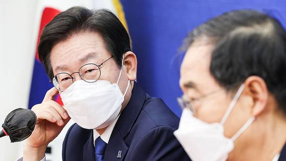 이재명 더불어민주당 대표(왼쪽)와 한덕수 국무총리. 김경록 기자