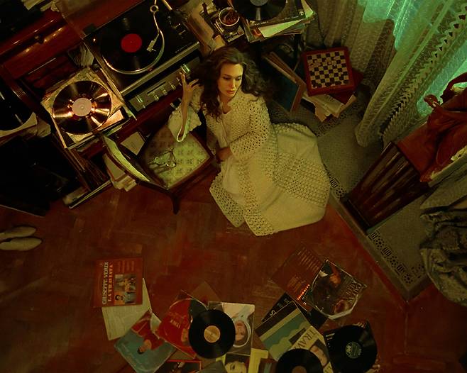 영화 <마리아> 속 마리아 칼라스(앤젤리나 졸리)는 대부분의 시간을 프랑스 파리 자택에서 보낸다. 판씨네마 제공