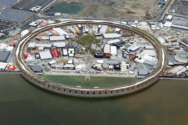 13일 일본 오사카의 인공섬 유메시마에서 개막한 오사카 엑스포 2025 행사장. 목조건물 ‘그랜드 링’은 둘레가 2㎞로 세계 최대 목조건물로 기네스북에 올랐다. EPA연합뉴스