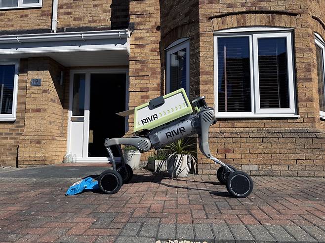 올해 여름부터 영국에서 시범 운영될 ‘로봇 택배 배달원’. 지형에 따라 바퀴를 굴려 이동할 수도 있다. RIVR·에브리 제공