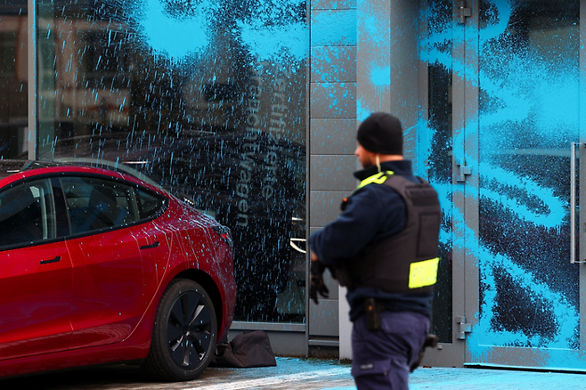 지난 31일(현지시간) 독일 베를린에 위치한 테슬라 대리점 외벽이 페인트로 뒤덮여 있다. /사진=로이터연합뉴스