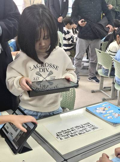 용계초 학생이 10일 수학문제를 만든 뒤 사진을 찍어 학급 게시판에 올리고 있다./사진=정인지 기자