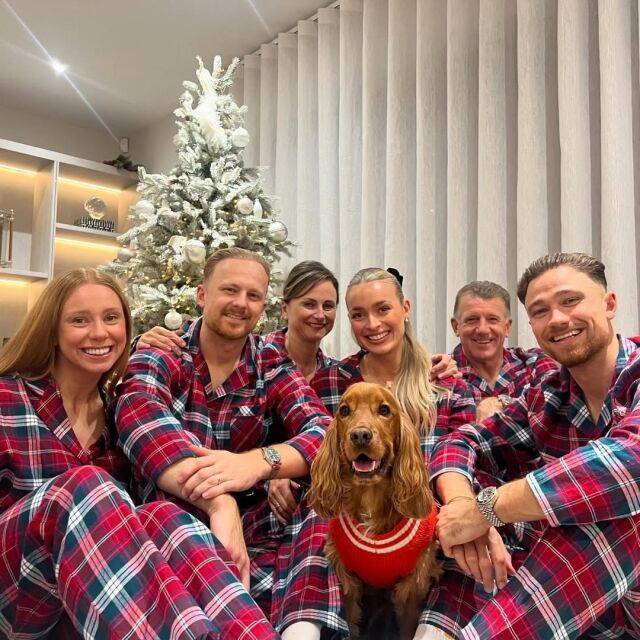 아스톤 빌라의 수비수 매티 캐시(사진 오른쪽)와 가족들. 여동생(사진 왼쪽)은 현재 CBS 스포츠 기자이다./캐시 소셜미디어