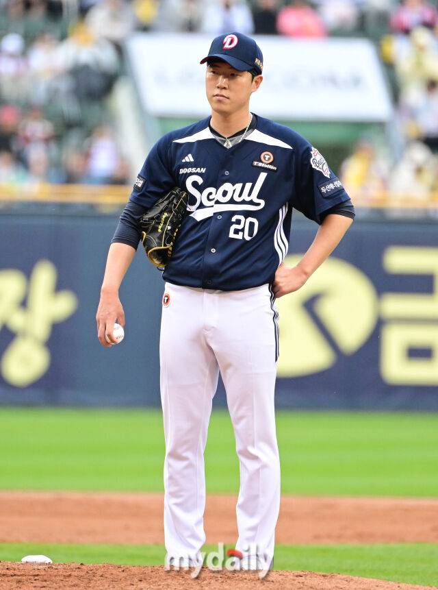 2025년 4월 12일 오후 서울 잠실구장에서 진행된 '2025 신한 SOL뱅크 KBO 리그' 두산 베어스와 LG 트윈스의 경기.두산 선발투수 김유성이 4회말 2사 만루서 마운드에 오르는 투수 코치를 보며 아쉬워하고 있다./잠실=유진형 기자