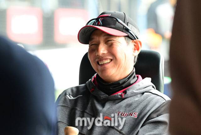 2025년 4월 12일 오후 서울 잠실구장에서 진행된 '2025 신한 SOL뱅크 KBO 리그' 두산 베어스와 LG 트윈스의 경기. 염경엽 감독의 취재진의 질문에 답하고 있다./마이데일리