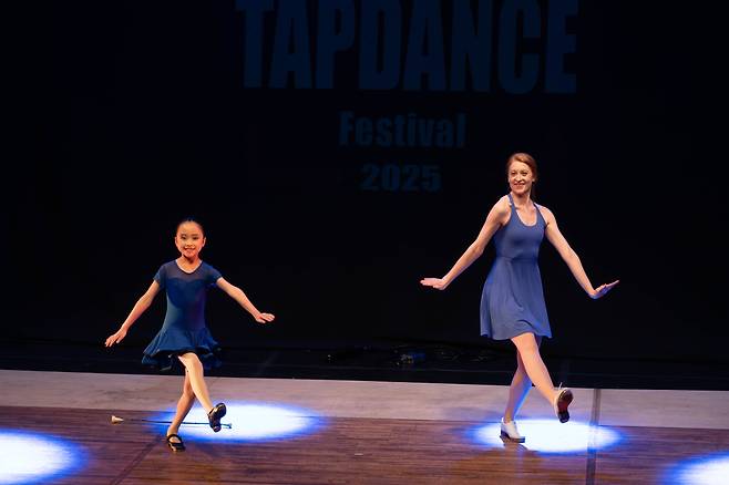 제7회 서울탭댄스페스티벌 프로그램인 ‘오버텐 콘테스트’에 참가한 미국 출신 크리스티 [마포문화재단 제공]