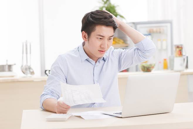 보험료가 두 배로 뛴 39세 프리랜서 김태우 씨는 보험 계약을 갱신형으로 계속 유지할 것인지, 비갱신형으로 갈아탈 것인지 고민이 된다. 비갱신형이 유리하다고 하지만, 프리랜서로 일하는 김 씨에겐 매달 10만원이 넘는 보험료는 상당한 부담이다. [게티이미지뱅크 제공]