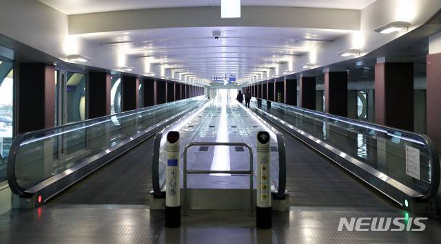[인천공항=뉴시스]박미소 기자 = 인천국제공항 제1터미널 무빙워크의 모습. 2025.04.11.  misocamera@newsis.com