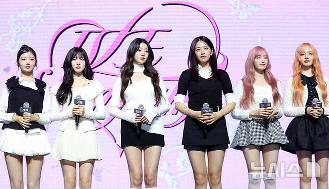 [서울=뉴시스] 김혜진 기자 = 그룹 아이브(왼쪽부터 레이, 가을, 장원영, 안유진, 이서, 리즈)가 3일 오후 서울 영등포구 콘래드 서울에서 열린 세 번째 미니 앨범 '아이브 엠파시(IVE EMPATHY)' 발매 기념 기자간담회에서 포즈를 취하고 있다. 2025.02.03. jini@newsis.com