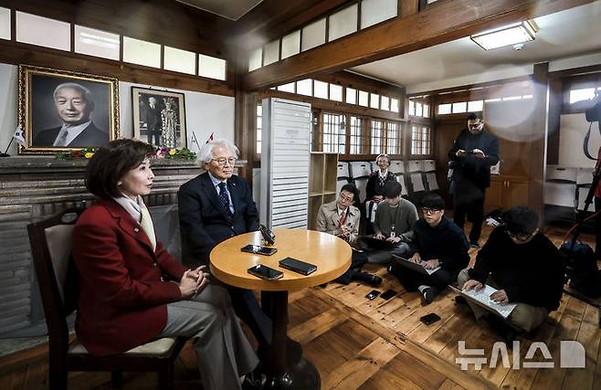 [서울=뉴시스] 정병혁 기자 = 제21대 대통령선거 출마를 선언한 나경원 국민의힘 의원이 13일 서울 종로구에 위치한 이승만 전 대통령의 사저 이화장을 찾아 이영일 전 의원과 환담을 나누고 있다. 2025.04.13. jhope@newsis.com