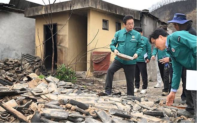 [안동=뉴시스] 제21대 대통령 선거 출마를 공식 선언한 이철우 경북도지사가 지난 12일 안동시 남선면 신흥리 등 산불 피해 현장을 둘러보고 있다. (사진=이철우 선거 캠프 제공) 2025.04.13. photo@newsis.com *재판매 및 DB 금지