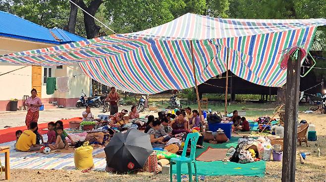 미얀마 만달레이에 있는 한 관공서 공터에 지진 피해 이재민들이 모여 천막을 치고 생활하는 모습. 연합뉴스