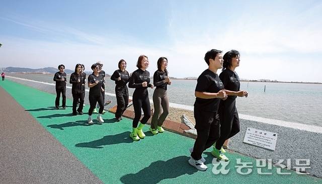 한국슬로우조깅협회 회원들이 바다 풍경 따라 슬로 조깅을 하고 있다.