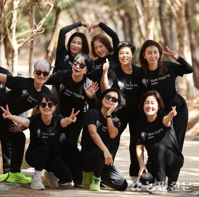슬로 조깅을 마친 회원들의 단체 사진. 건강한 몸과 마음에서 나오는 활력이 느껴진다.