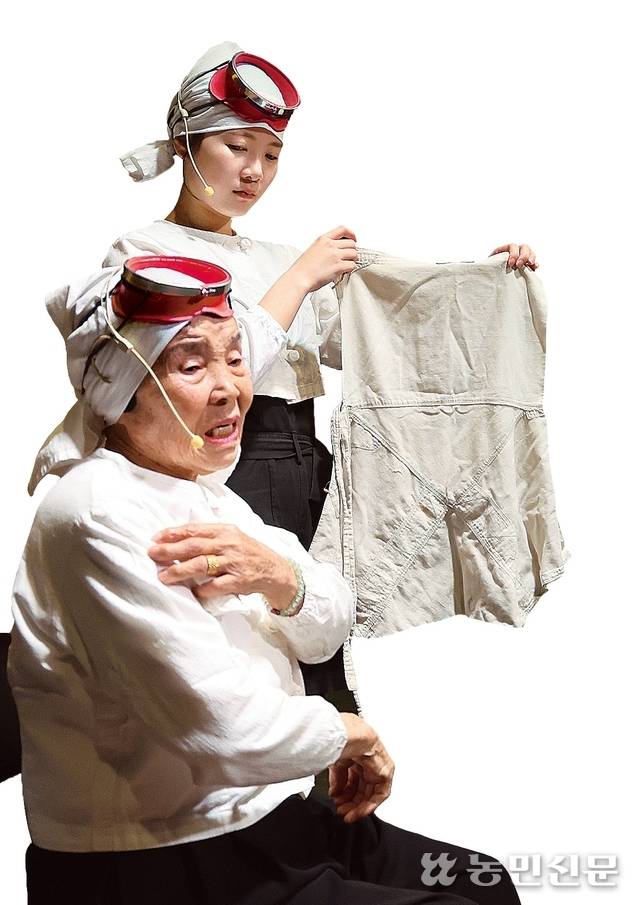 김춘옥 할머니가 해녀의 삶에 대해 이야기하고 있다. 들고 있는 것은 할머니가 젊었을 때 입었던 천으로 된 잠수복.