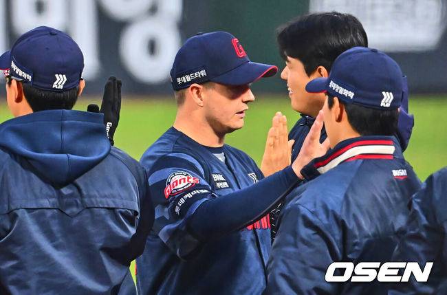[OSEN=부산, 이석우 기자] 12일 부산 사직야구장에서 2025 신한 SOL 뱅크 KBO 리그 롯데 자이언츠와 NC 다이노스의 경기가 열렸다. 주말 3연전 동안 NC 다이노스가 창원NC파크 대신 사직야구장을 홈구장으로 사용한다. 홈팀 NC는 신민혁, 방문팀 롯데는 데이비슨이 선발 출전했다.롯데 자이언츠 데이비슨이 4회말 수비를 무실점으로 막고 하이파이브를 하고 있다. 2025.04.12 / foto0307@osen.co.kr