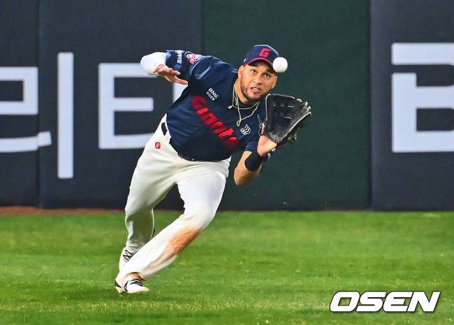 [OSEN=부산, 이석우 기자] 12일 부산 사직야구장에서 2025 신한 SOL 뱅크 KBO 리그 롯데 자이언츠와 NC 다이노스의 경기가 열렸다. 주말 3연전 동안 NC 다이노스가 창원NC파크 대신 사직야구장을 홈구장으로 사용한다. 홈팀 NC는 신민혁, 방문팀 롯데는 데이비슨이 선발 출전했다.롯데 자이언츠 레이예스가 4회말 2사 1,2루 NC 다이노스 서호철의 좌익수 플라이볼을 몸을 날려 잡고 있다. 2025.04.12 / foto0307@osen.co.kr