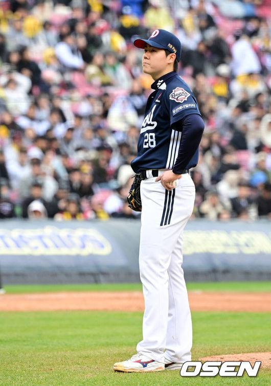 [OSEN=잠실, 지형준 기자] ] 13일 서울 잠실야구장에서 2025 신한 SOL Bank KBO리그 LG 트윈스와 두산 베어스의 경기가 열린다.이날 LG는 손주영, 두산은 최승용을 선발로 예고했다.5회말 2사 만루에서 두산 최승용이 교체되고 있다. 2025.04.13 / jpnews@osen.co.kr