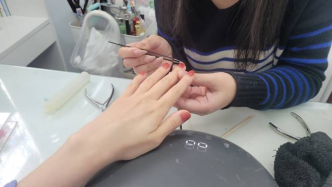 서울 서초구 소재의 한 네일숍에서 국씨가 시술을 하고 있다. 이진우 기자