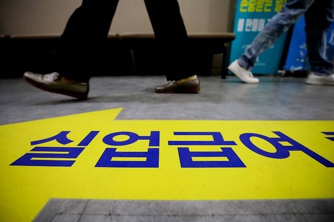 3월 구직급여(실업급여) 지급액이 두 달 연속 1조원을 넘어서고, 실업급여를 받아간 사람이 70여만 명에 달하는 등 고용시장이 빠르게 얼어붙고 있다. 연합뉴스.