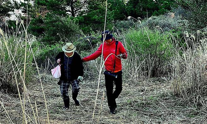 소방대원에 구조된 고사리 채취객. 제주도소방안전본부 제공